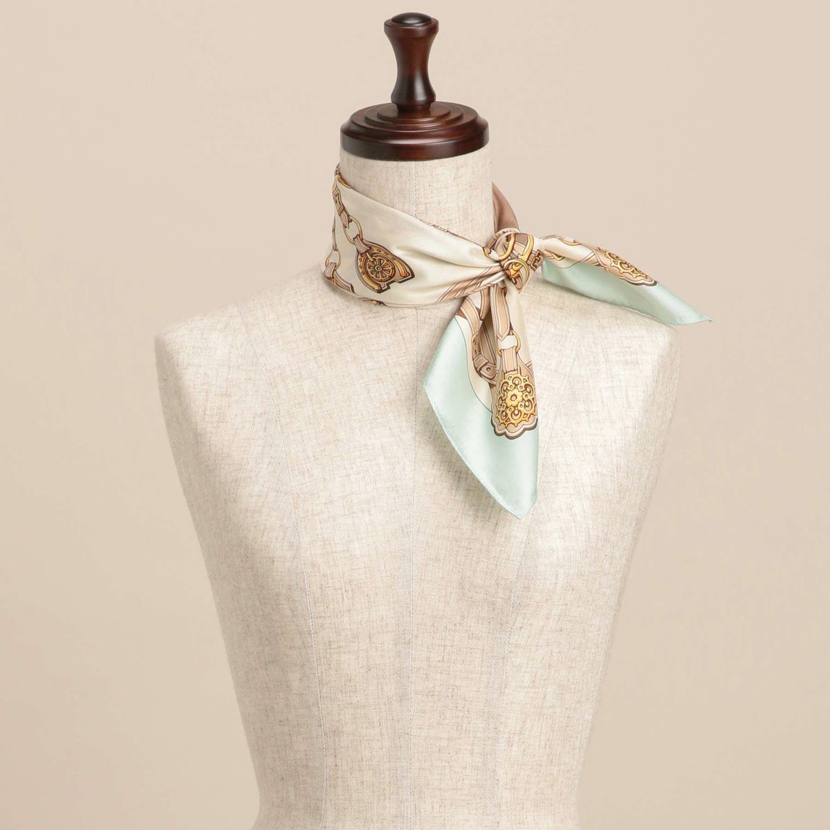 チェーン柄スカーフのサックス