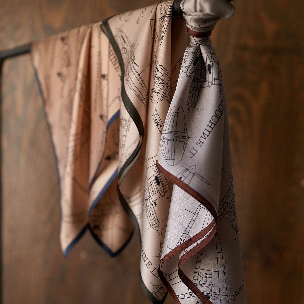 行機柄スカーフ　シルク100%　日本製