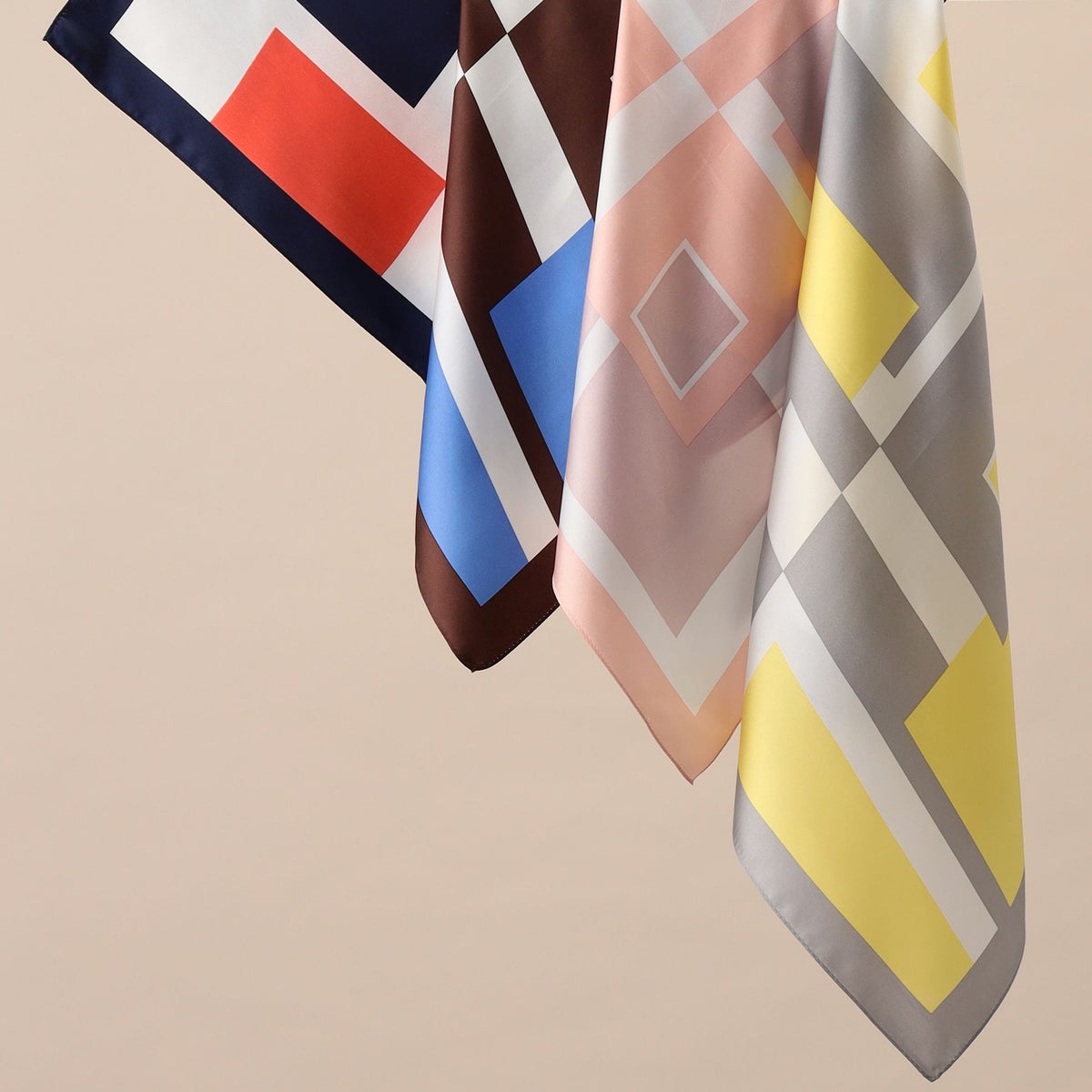 シルク100%　幾何柄スカーフ