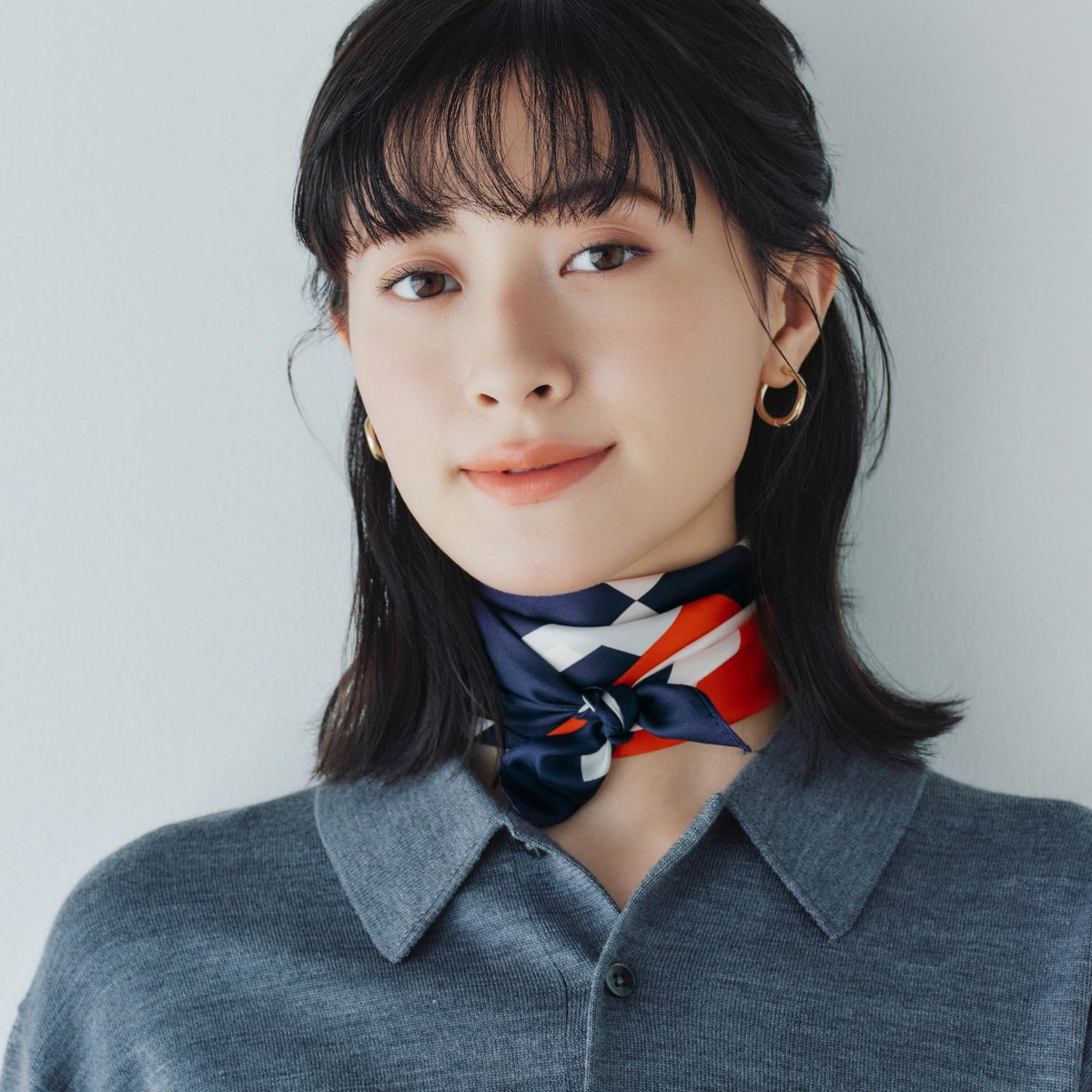 シルク100%　幾何柄スカーフのネイビー×レッド　シルク100%　日本製