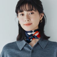 シルク100%　幾何柄スカーフのネイビー×レッド　シルク100%　日本製