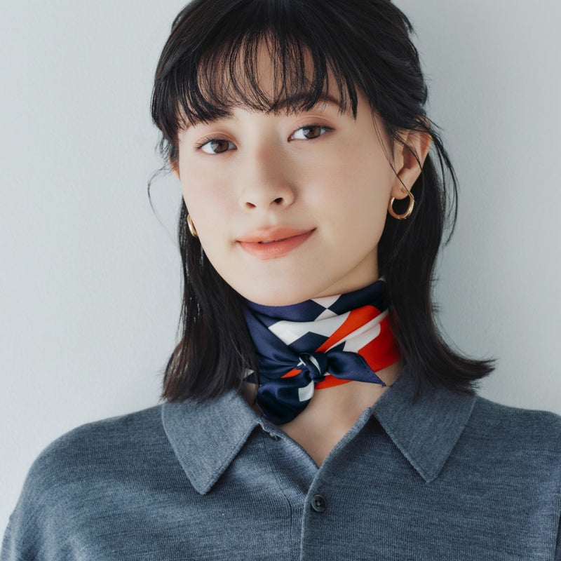 シルク100%　幾何柄スカーフのネイビー×レッド　シルク100%　日本製