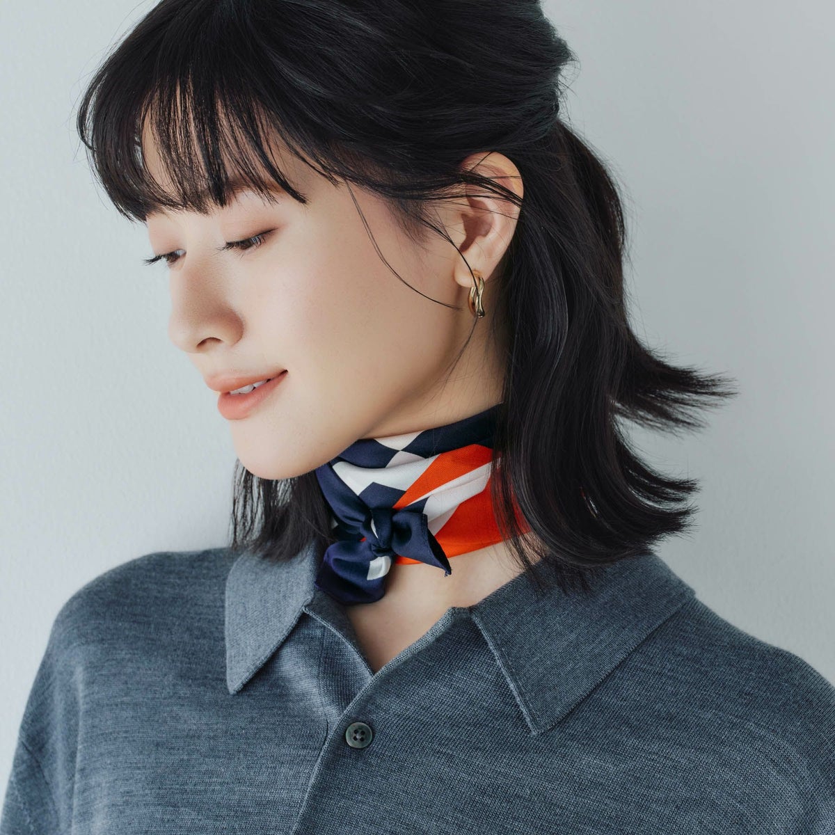 シルク100%　幾何柄スカーフのネイビー×レッドシルク100%　日本製