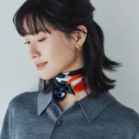 シルク100%　幾何柄スカーフのネイビー×レッドシルク100%　日本製