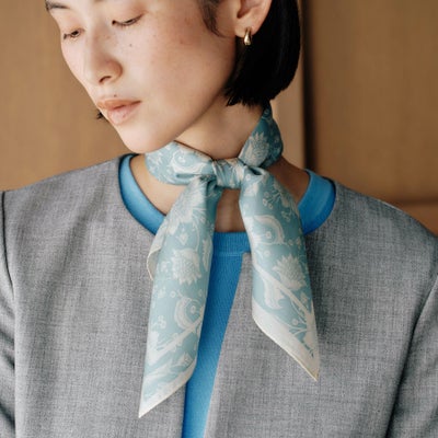 シルク100％サラサ柄スカーフのブルー