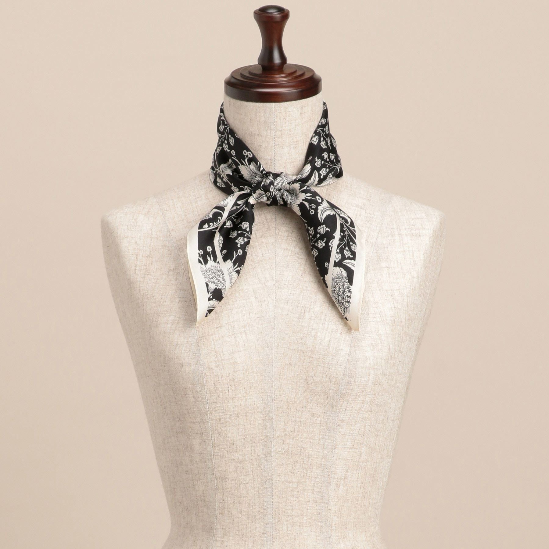 サラサ柄スカーフ＜ブラック＞ シルク100% 日本製 | Maria Rouk