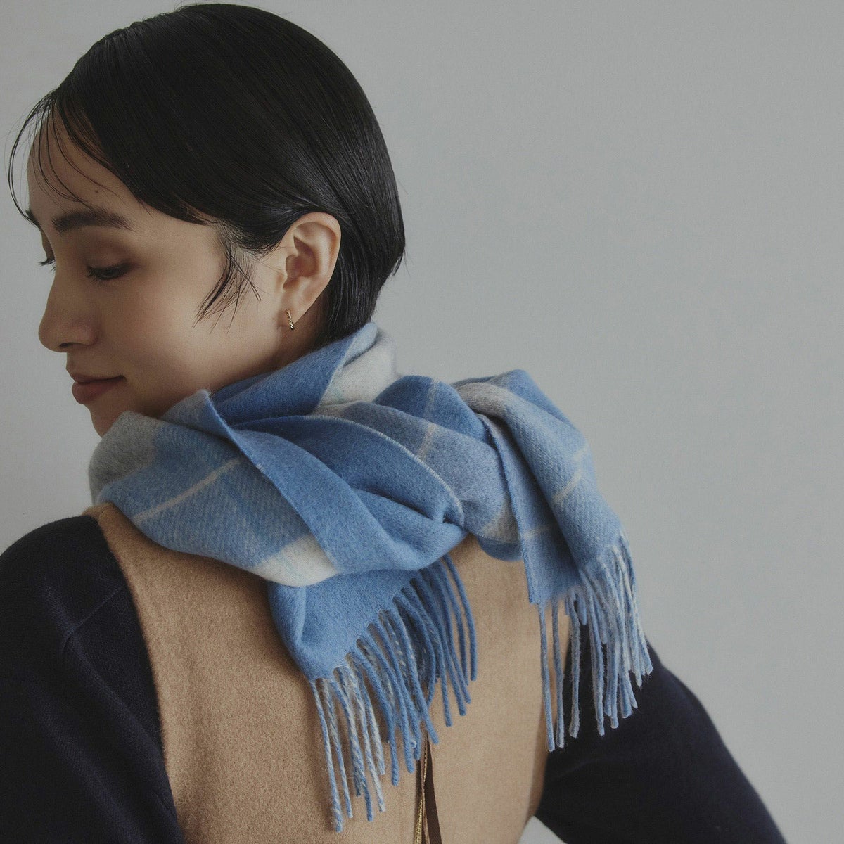 カシミヤブレンドチェックリバーシブルマフラー＜サックス＞