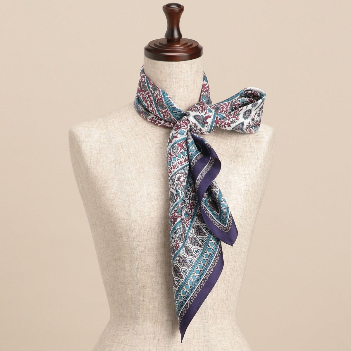 シルク100％　レトロ柄スカーフのパープル