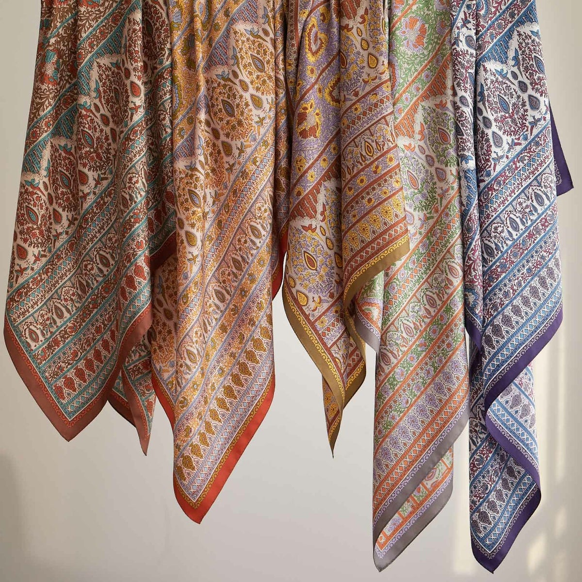 シルク100％　レトロ柄スカーフ