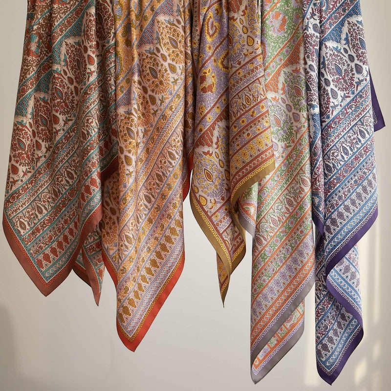 シルク100％　レトロ柄スカーフ
