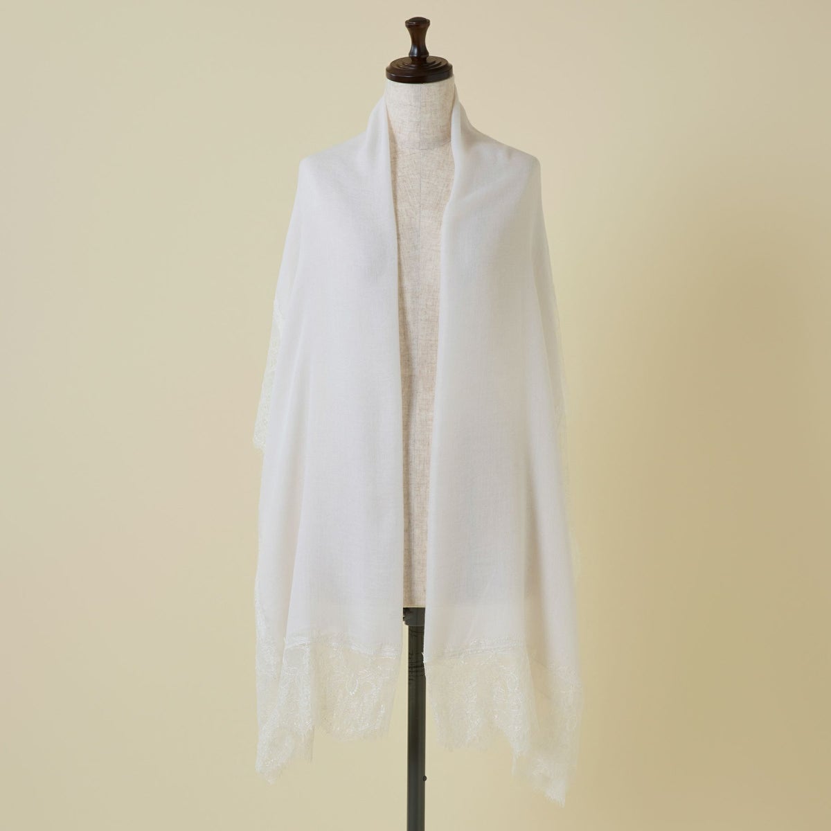 レースストールのエクリュ