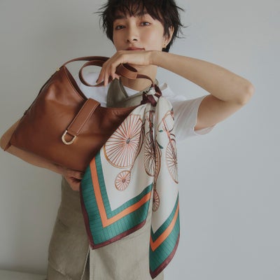 シルク100％ 自転車柄スカーフのブラウン