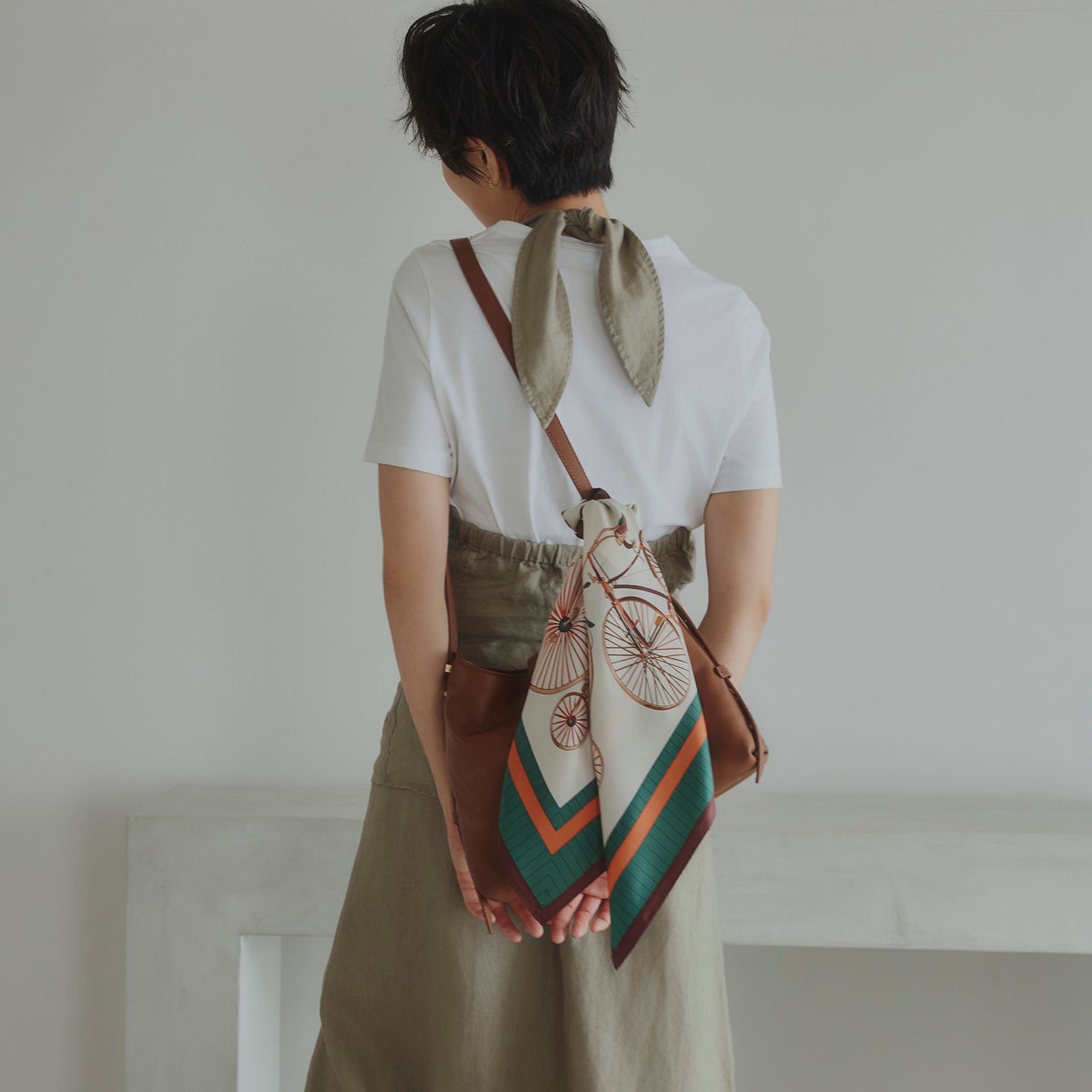 シルク100％ 自転車柄スカーフのブラウン