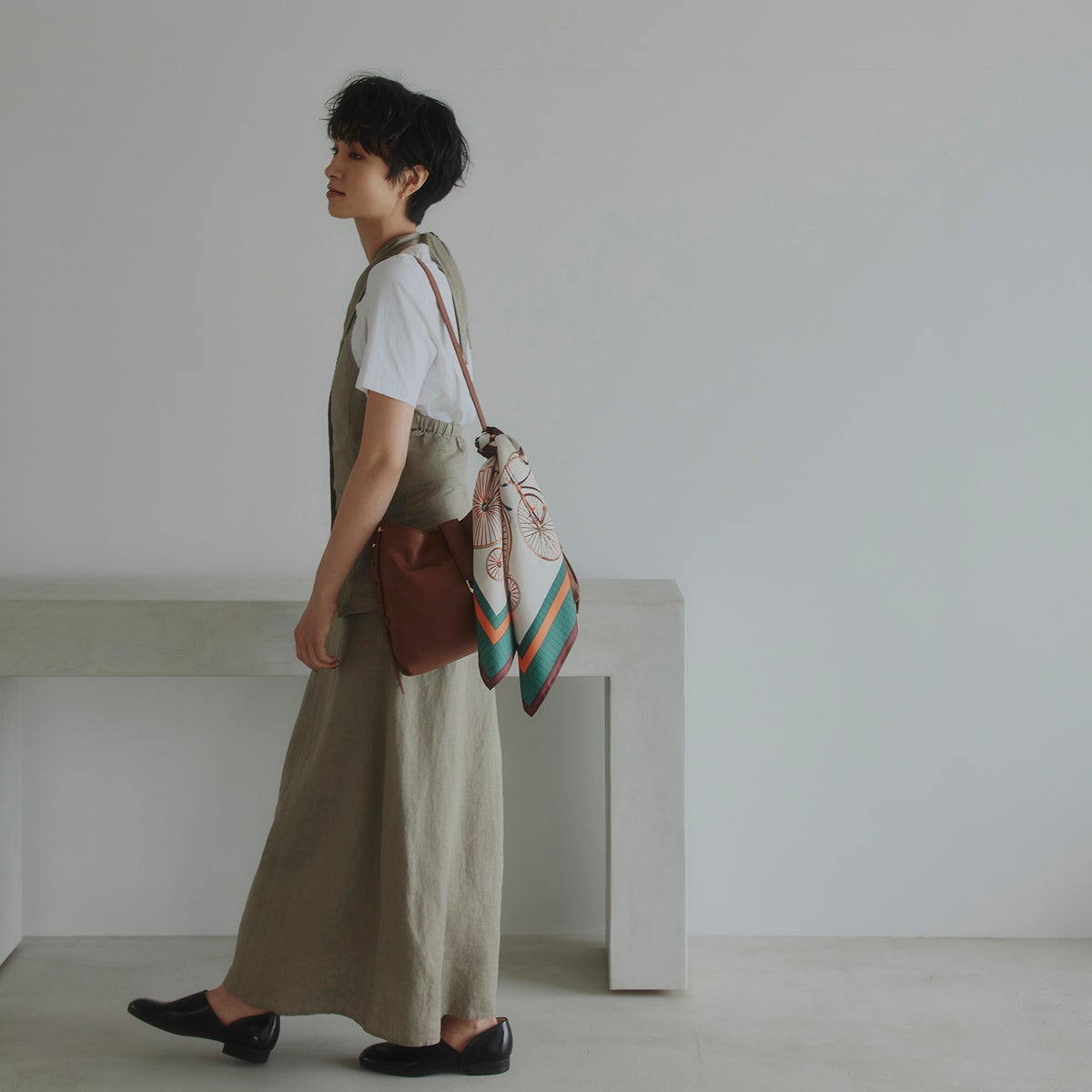 シルク100％ 自転車柄スカーフのブラウン