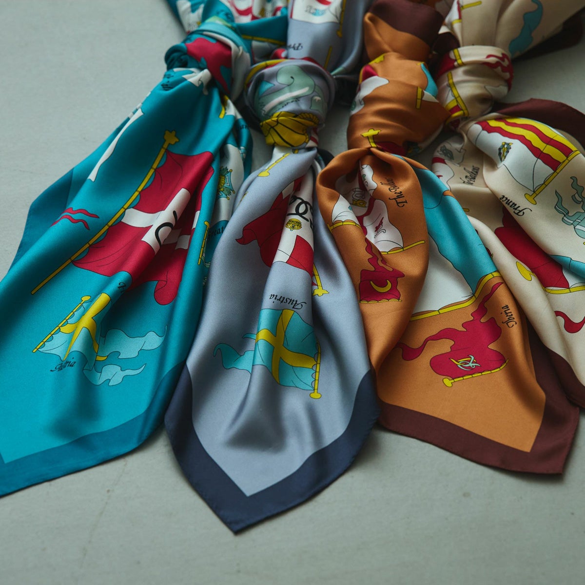 旗柄スカーフ＜グリーン＞　シルク100%　日本製