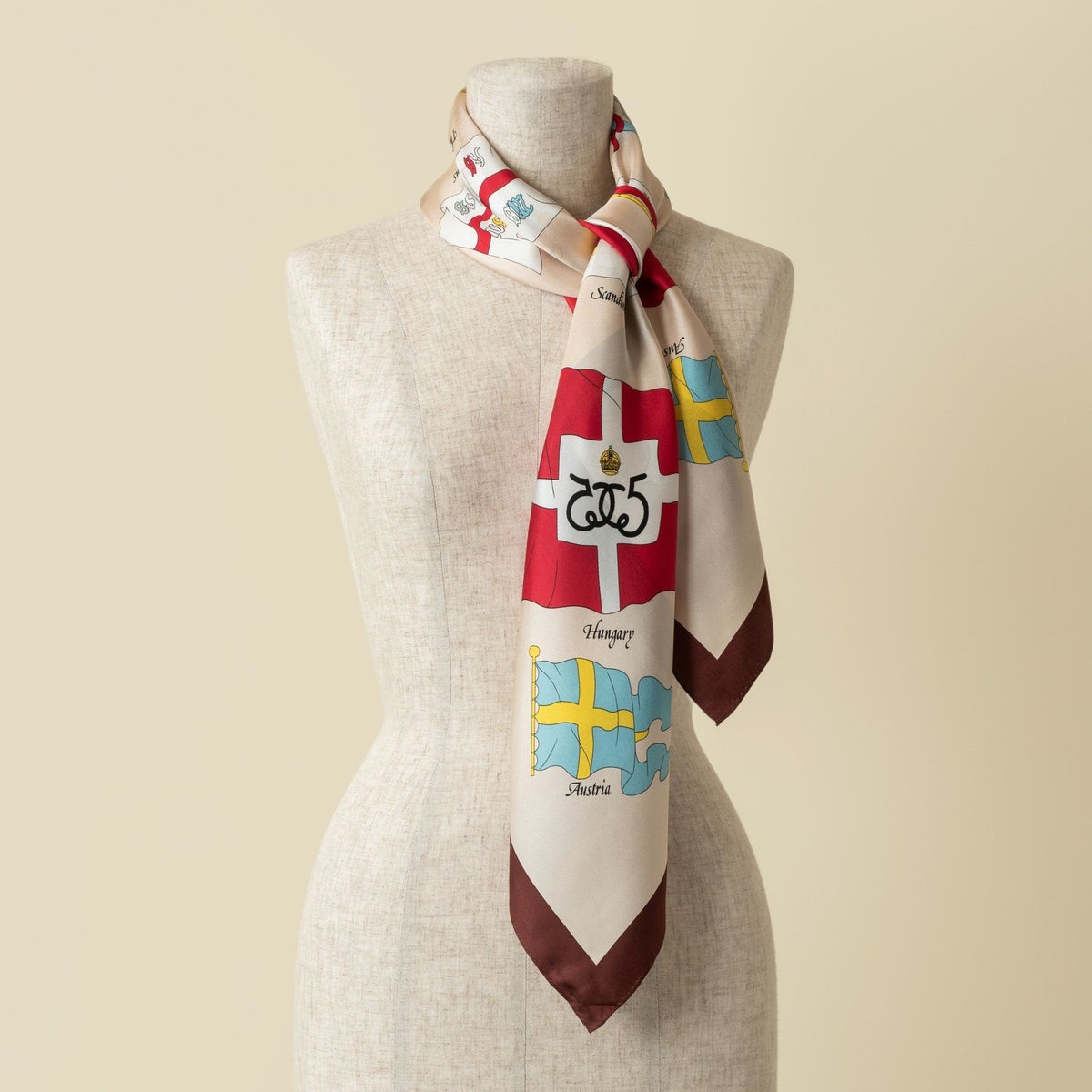 シルク100％　旗柄スカーフのベージュ