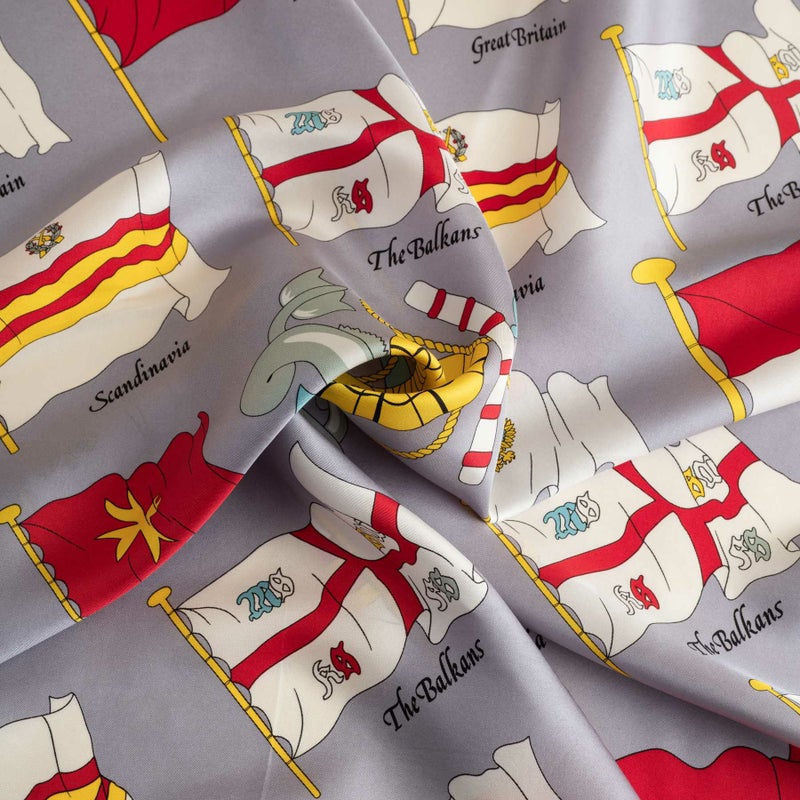 シルク100％　旗柄スカーフのラベンダー