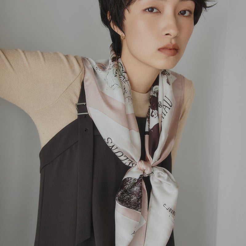 シルク100％ ロートレックペイントスカーフのサンドベージュ