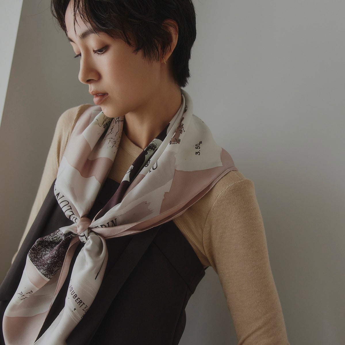 シルク100％ ロートレックペイントスカーフのサンドベージュ