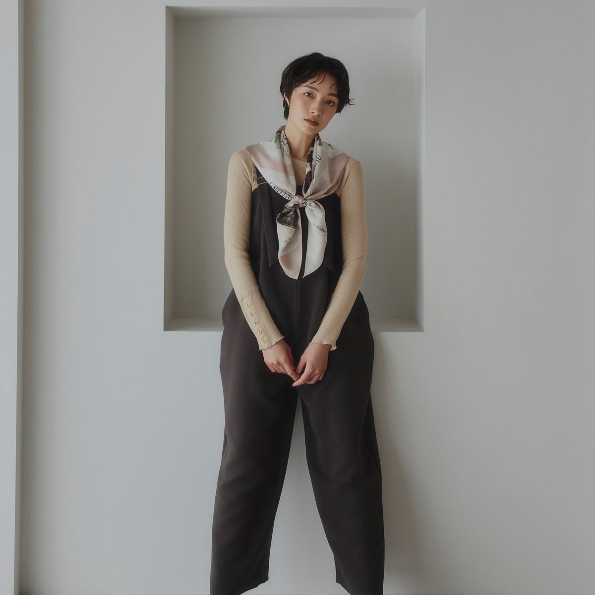 シルク100％ ロートレックペイントスカーフのサンドベージュ