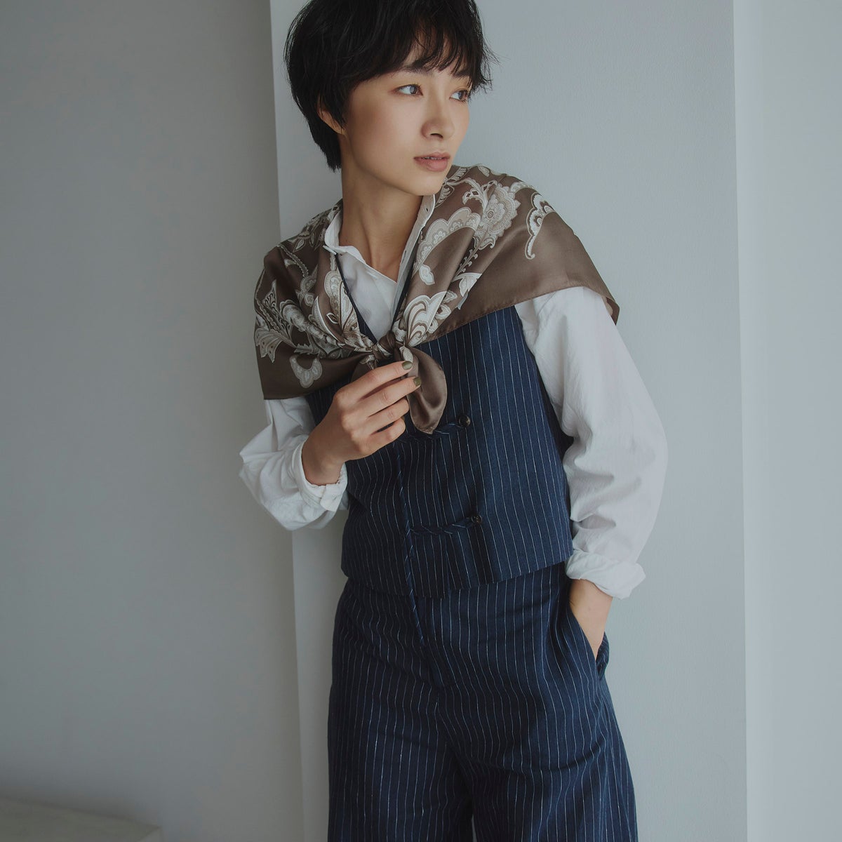 日本製 ペルシャ柄スカーフのブラウン