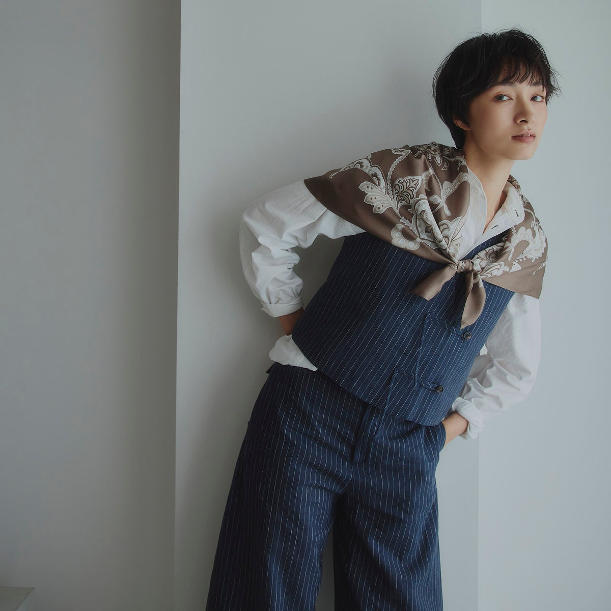 日本製 ペルシャ柄スカーフのブラウン