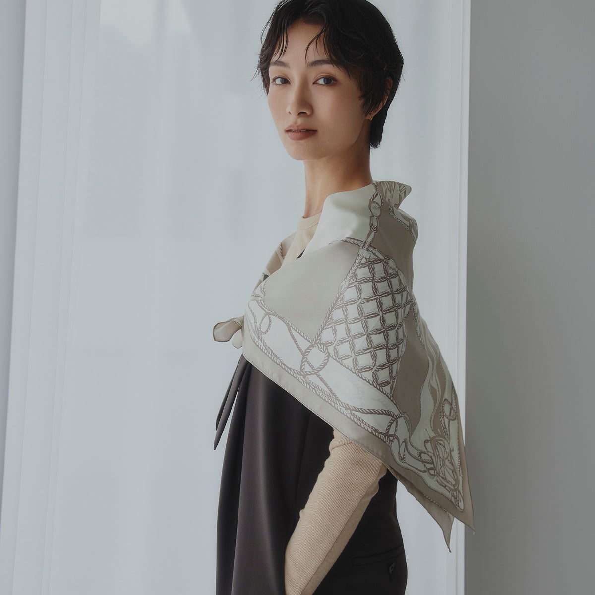 シルク100％ ロープマリンスカーフのグレージュ