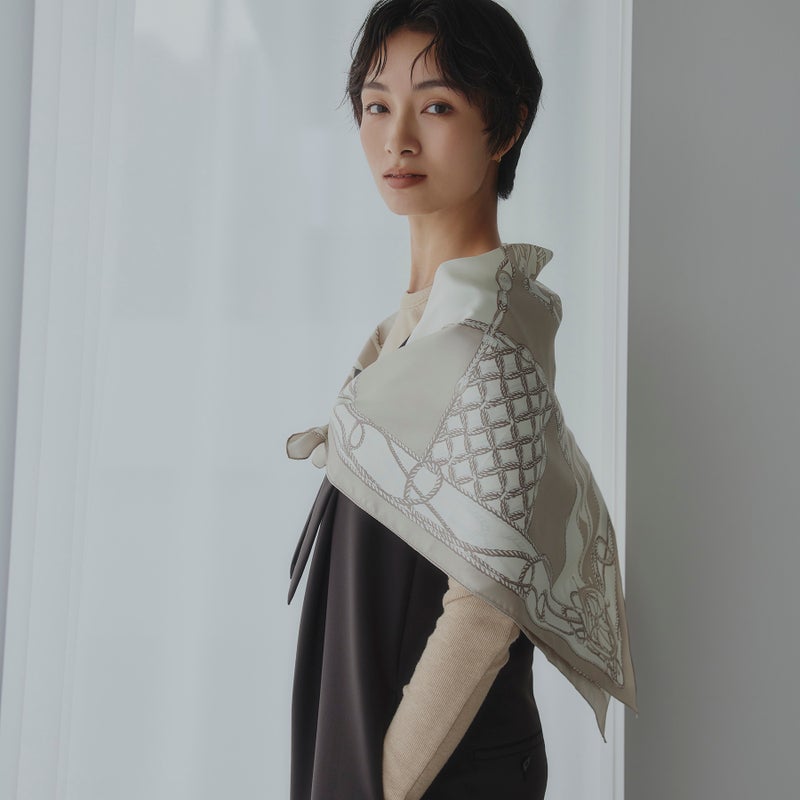 シルク100％ ロープマリンスカーフのグレージュ