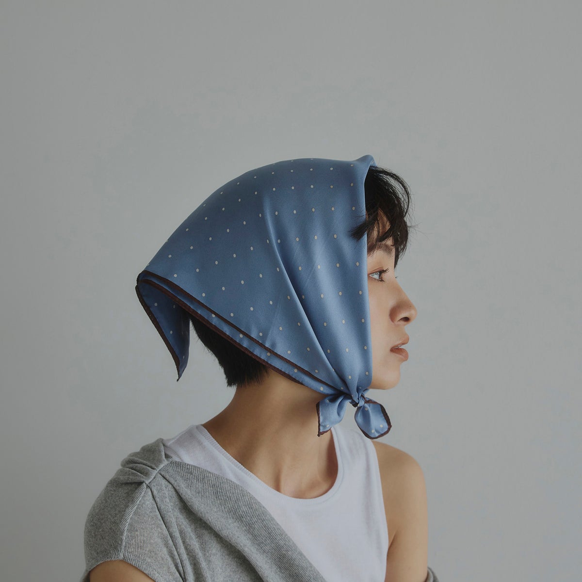 シルク100％ ピンドットスカーフのブルー