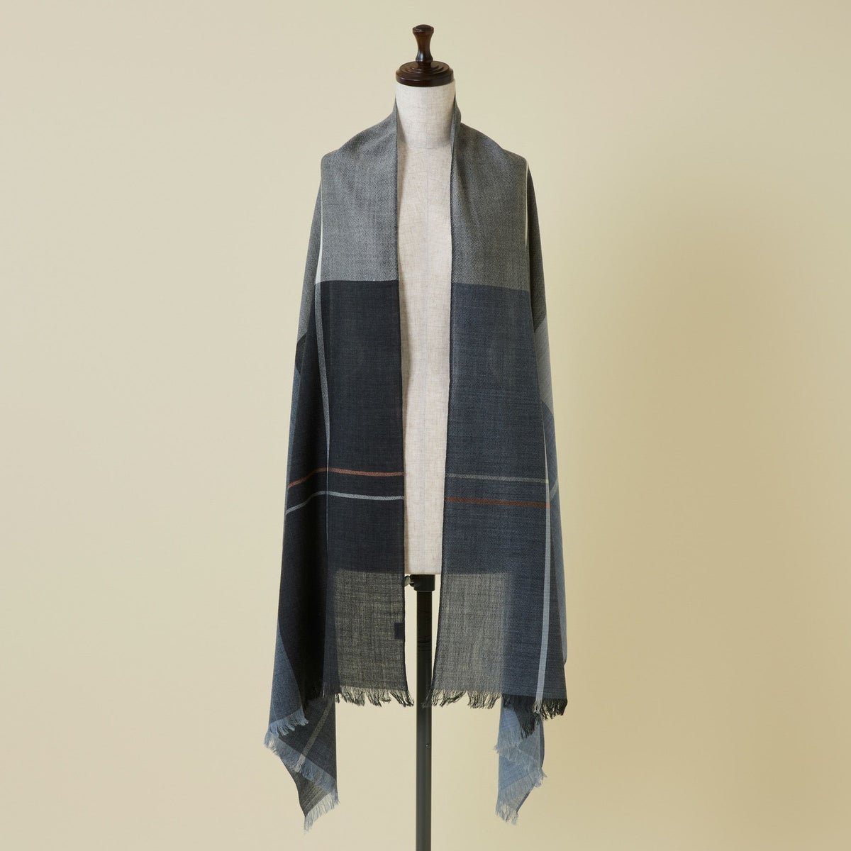 ウールソフトチェック大判ストール＜ブラック＞