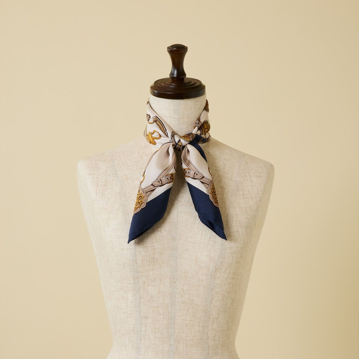 チェーン柄スカーフ＜ネイビー＞　シルク100%　日本製