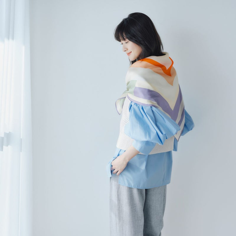 幾何柄スカーフ＜サックス＞　シルク100%　日本製