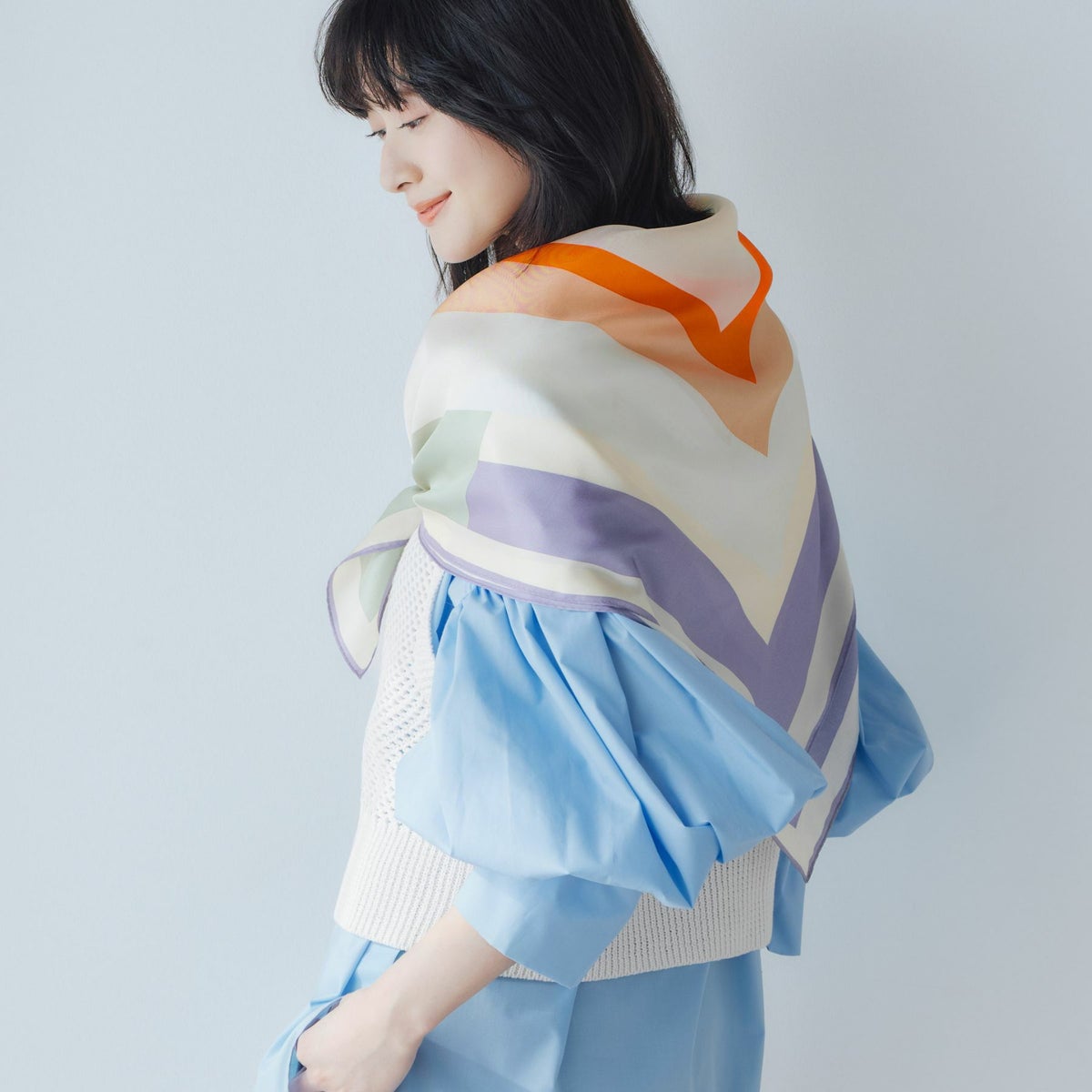 幾何柄スカーフ＜サックス＞　シルク100%　日本製