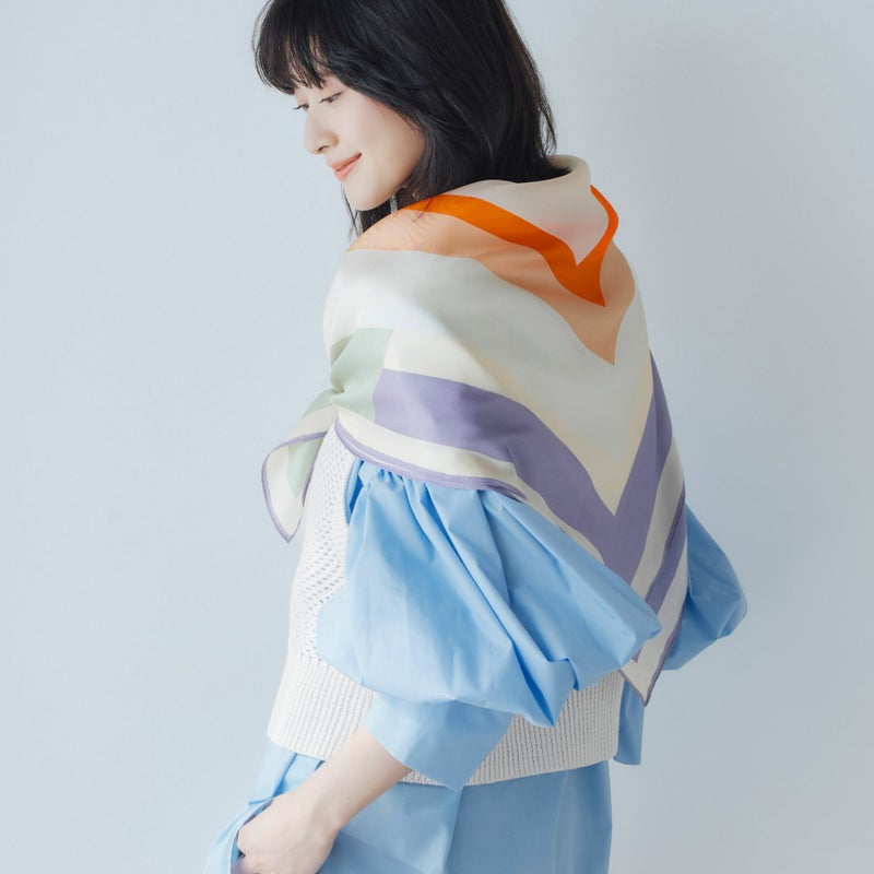 幾何柄スカーフ＜サックス＞　シルク100%　日本製