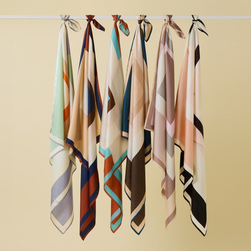 幾何柄スカーフ　シルク100%　日本製