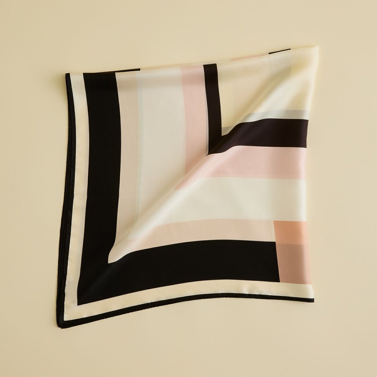 幾何柄スカーフ＜ブラック＞　シルク100%　日本製