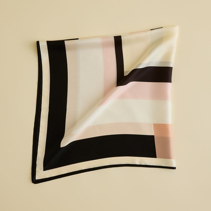 幾何柄スカーフ＜ブラック＞　シルク100%　日本製