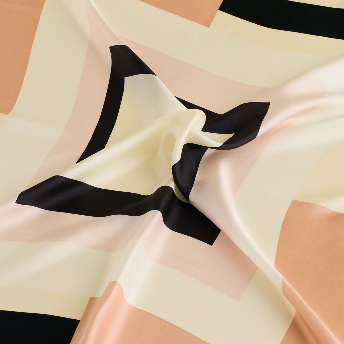 幾何柄スカーフ＜ブラック＞　シルク100%　日本製