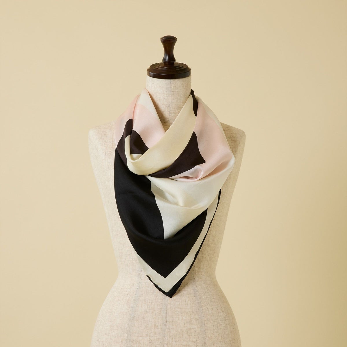 幾何柄スカーフ＜ブラック＞　シルク100%　日本製