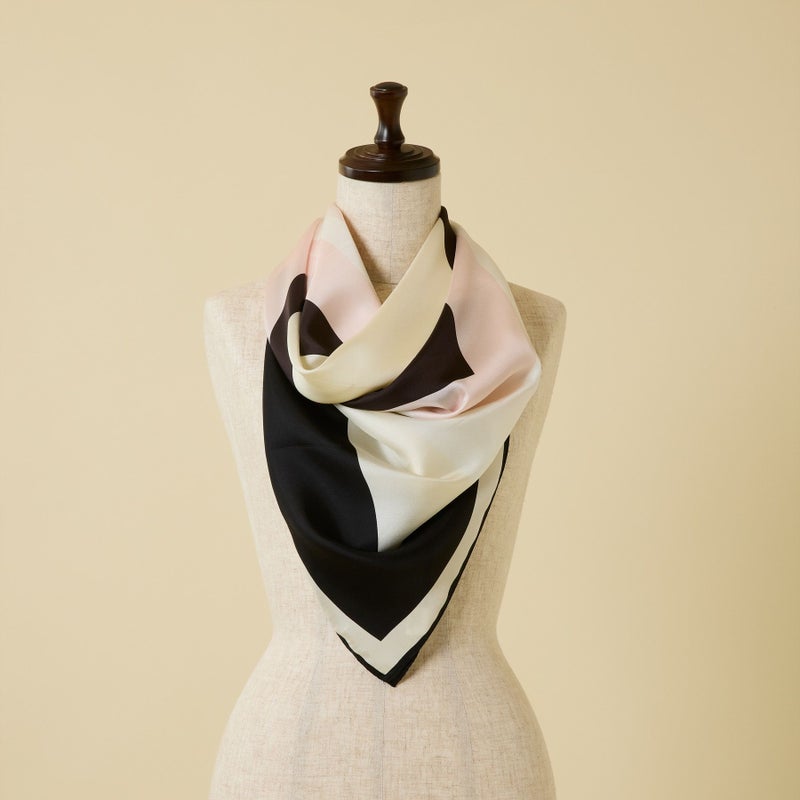 幾何柄スカーフ＜ブラック＞　シルク100%　日本製