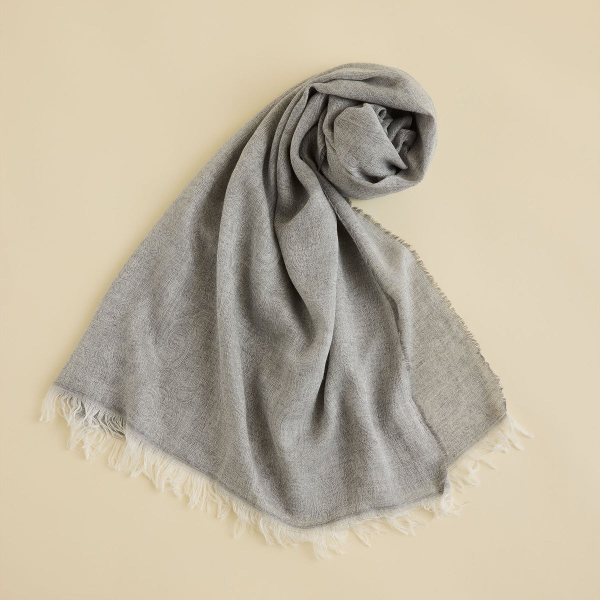 タリア製シャンブレーソフトストールのグレーの写真