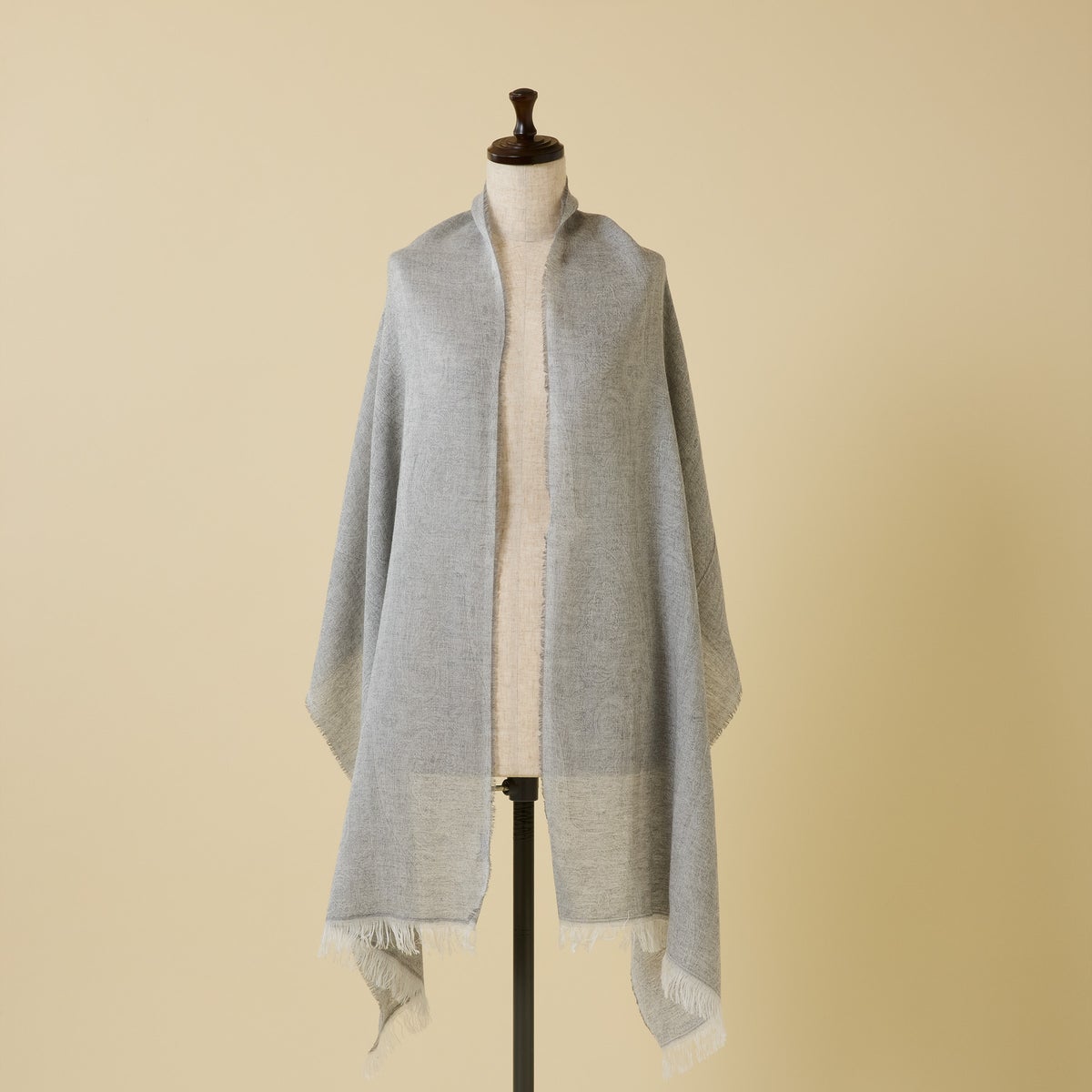 タリア製シャンブレーソフトストールのグレーの写真