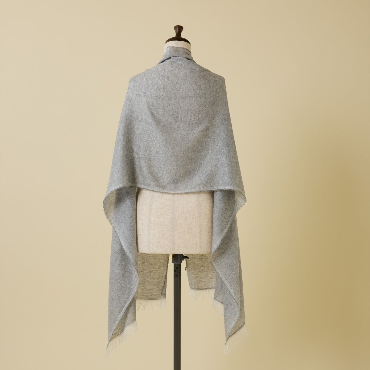 タリア製シャンブレーソフトストールのグレーの写真