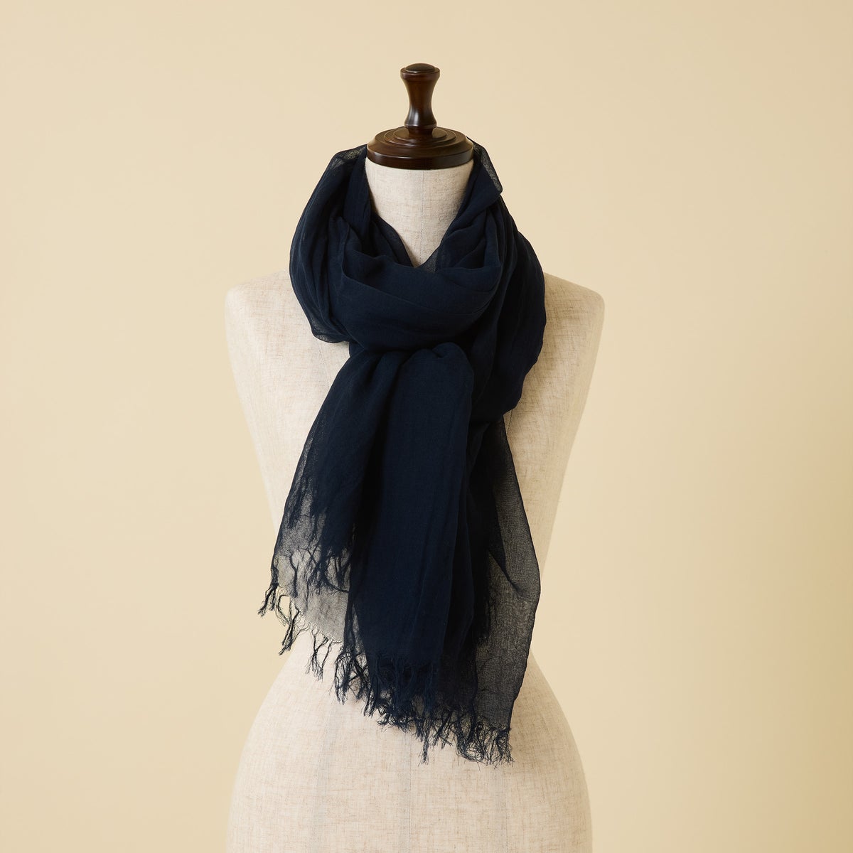日本製 エアリーコットン大判ストールのネイビーの写真