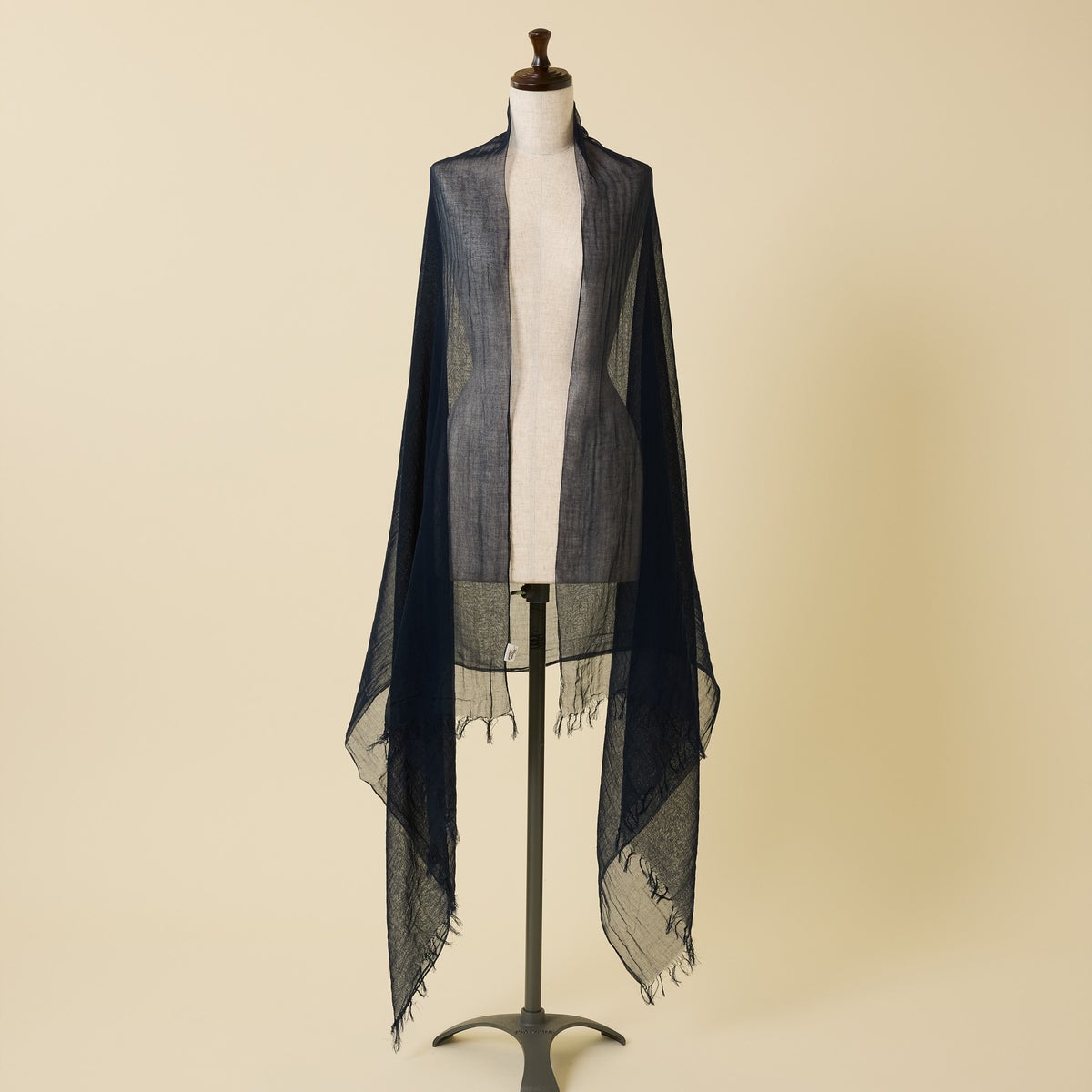 日本製 エアリーコットン大判ストールのネイビーの写真