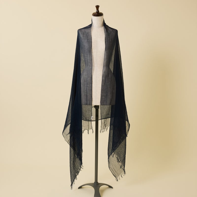 日本製 エアリーコットン大判ストールのネイビーの写真