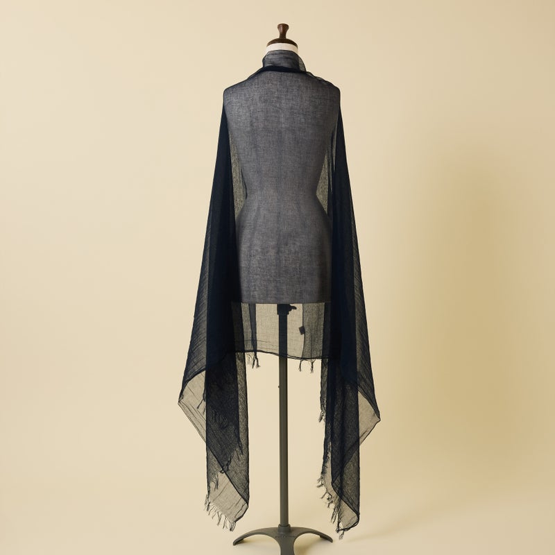 日本製 エアリーコットン大判ストールのネイビーの写真