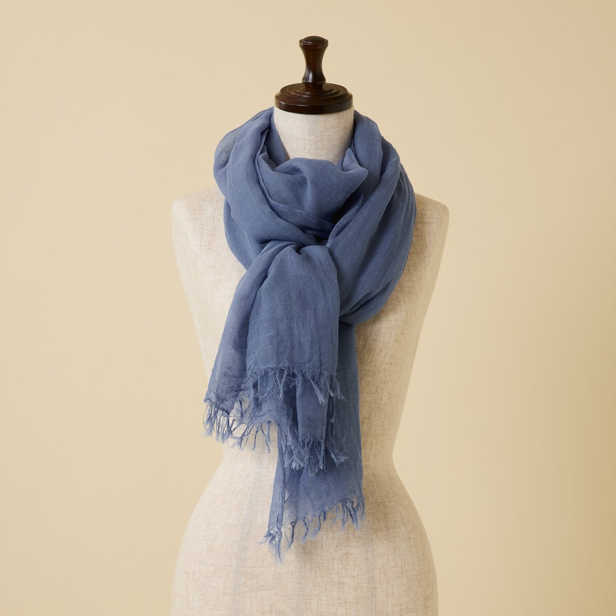 日本製 エアリーコットン大判ストールのブルーの画像