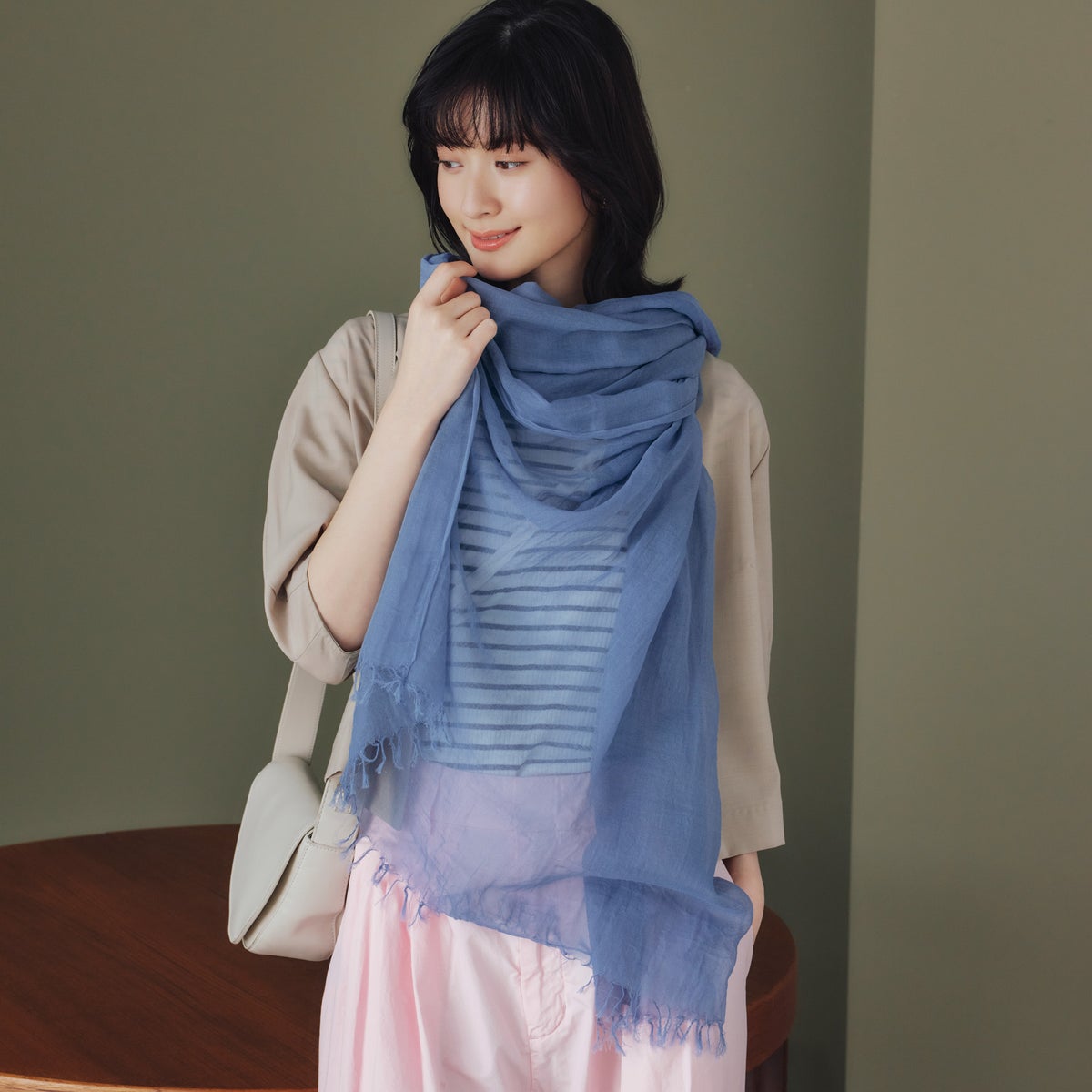 日本製 エアリーコットン大判ストールのブルーの画像